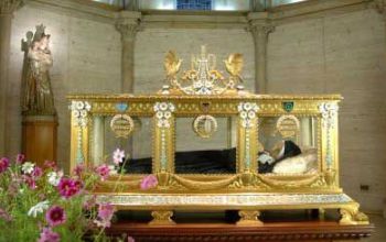 Tour Ziarah ke Makam Santa Bernadette di Nevers